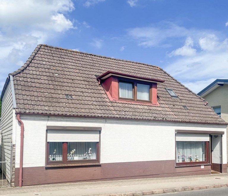 Front-Ansicht Hennstedt Einfamilienhaus ***verkauft*** Charmantes Wohnhaus mit Potenzial - 300Wohnfl�che, teilbar in 3 Einheiten, ideal f�r Kapitalanleger