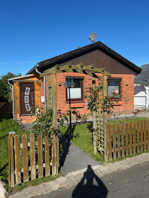 Vorderansicht 2 Hennstedt Bungalow Wochenendhaus direkt an der Eider