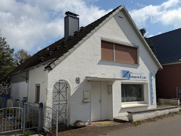 Haus vorne links Burg (Dithmarschen) Einfamilienhaus Wohnhaus mit ehemaligem Friseurladen und gro�em Entwicklungspotenzial